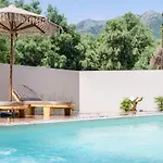 13 Keys Suites