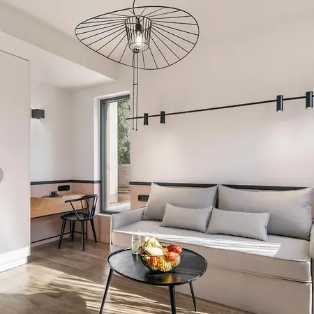 13 Keys Suites Szálloda Nidrí