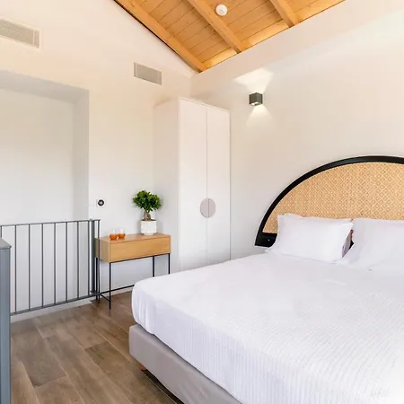 13 Keys Suites Szálloda 3*