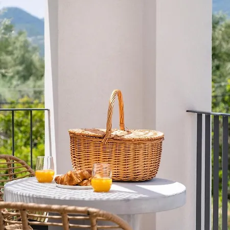 13 Keys Suites Szálloda 3*