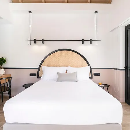 13 Keys Suites Szálloda 3*