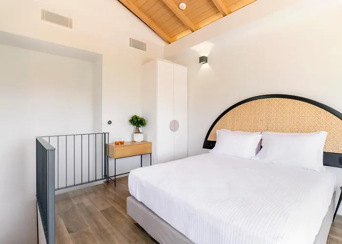 13 Keys Suites Hotel 3*